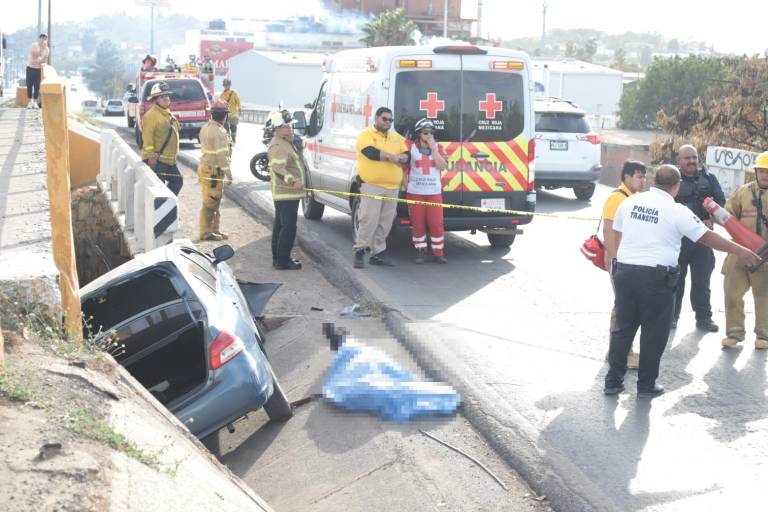 Muere conductor al chocar contra muro en paso superior en Mazatlán
