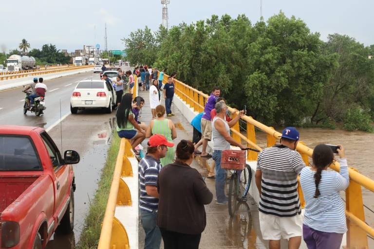 Tras la calma después de la lluvia, población de Villa Unión acude a ver creciente del Río Presidio