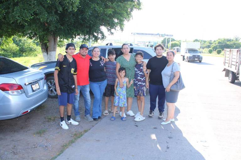Familia Garay Benítez espera a AMLO en la caseta de cobro en Rosario para conocerlo en persona