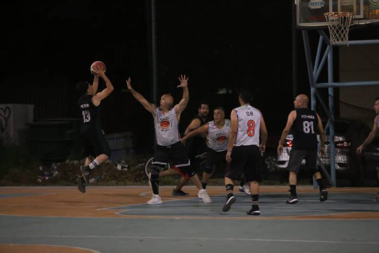 Lolly Pop Club saca apurado triunfo en Torneo Veteranos de Baloncesto