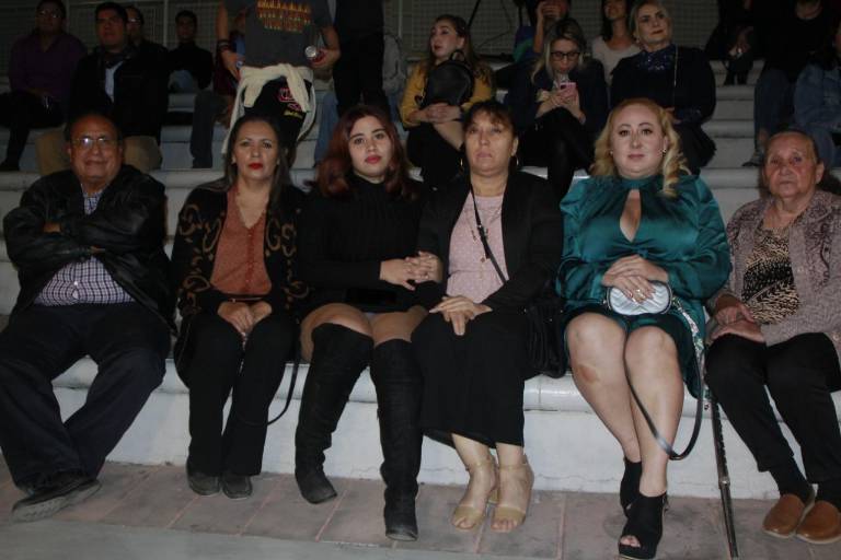 Disfrutan familias concierto navideño con la OSSLA
