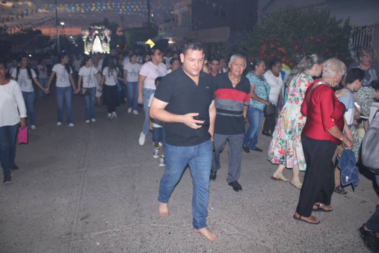 Alfonso agradece peregrinando descalzo, desde hace 7 años, en la romería de la Virgen de Rosario