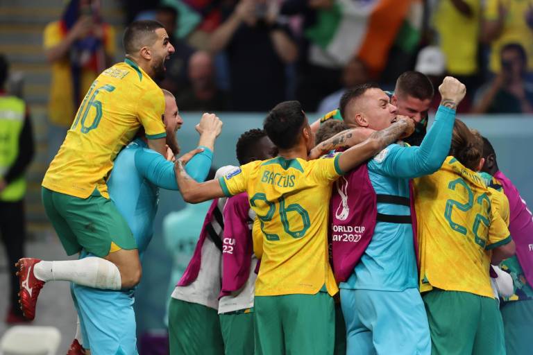 Australia superó a Dinamarca y se metió en octavos de final
