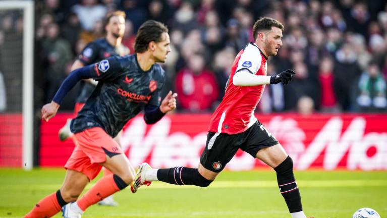 Santiago Giménez marca en la derrota del Feyenoord.