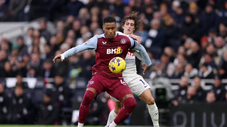 Aston Villa sigue acechando a los líderes.