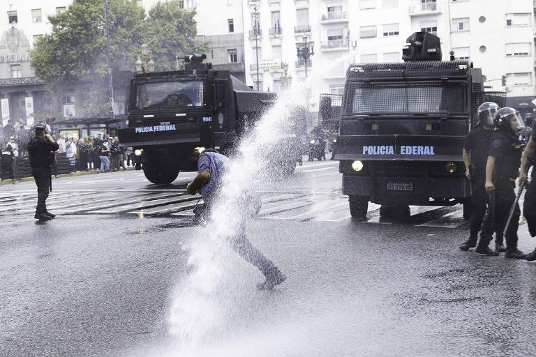 Violencia y caos en Argentina tras protesta de jubilados