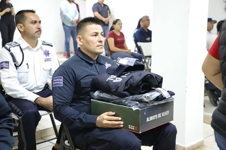 Entregan uniformes a policías y tránsitos de Elota
