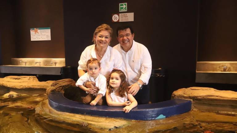 Titina Llausás y Humberto Barros en un paseo por el Gran Acuario Mazatlán Mar de Cortés con sus nietos Regina de 5 años y Humberto de 2 años.