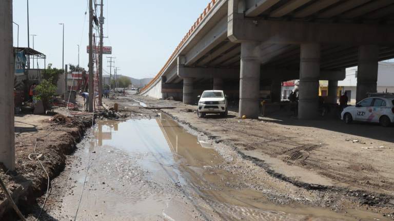 Vecinos acusan que las prisas por culminar la construcción son para organizar un evento gubernamental, dejando pendientes aspectos como el cableado subterráneo y las banquetas.