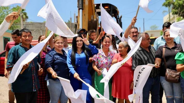 Banderazo de inicio de los trabajos de pavimentación de un tramo de una avenida en La Cruz, Elota.