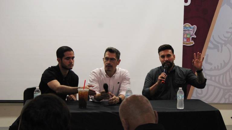 Julio César Cascajares (der.) acude a la reunión.