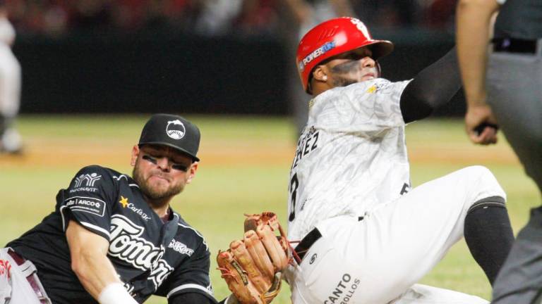 Luis Jiménez llega safe en tercera.