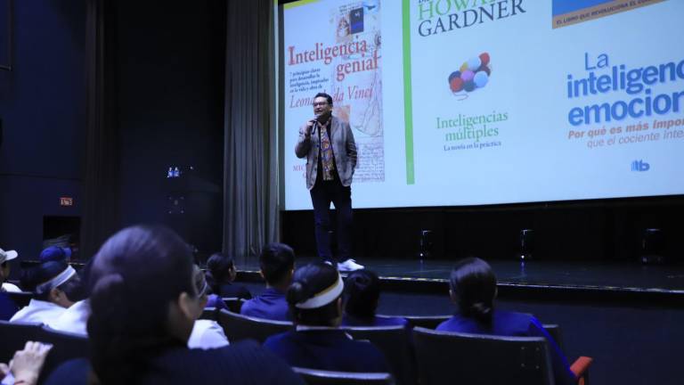 El psicólogo Miguel Ángel Arciquec, durante la charla con colaboradores del Grupo Cid.
