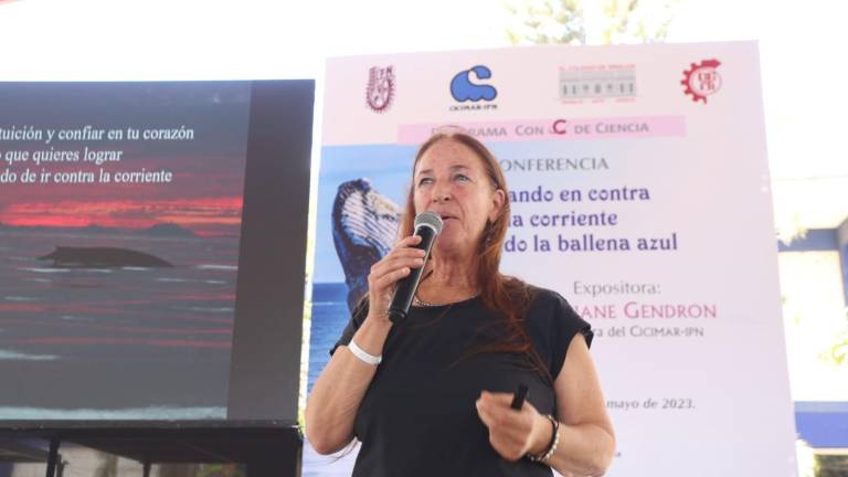 Diane Gendron, investigadora del CICIMAR-IPN, habló a los estudiantes sobre su experiencia personal.