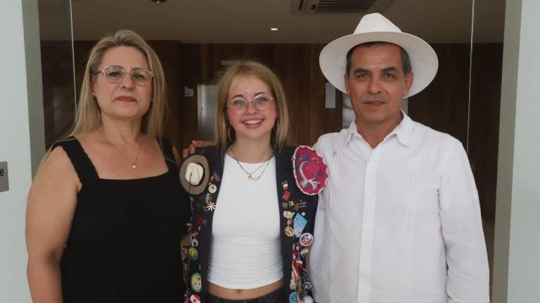 Amalie Elverdam junto a su familia en México, Luz Elena de González y Adolfo González.