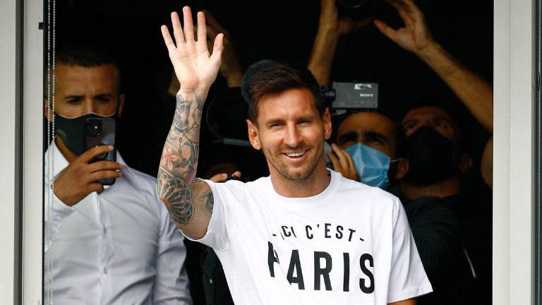 Lionel Messi saluda a los seguidores del París Saint Germain, que desde el lunes esperaban su llegada.