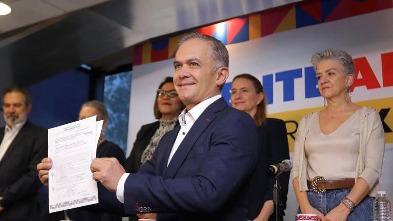 Miguel Ángel Mancera se registra como otro de los aspirantes a la candidatura presidencial por el Frente Amplio por México.