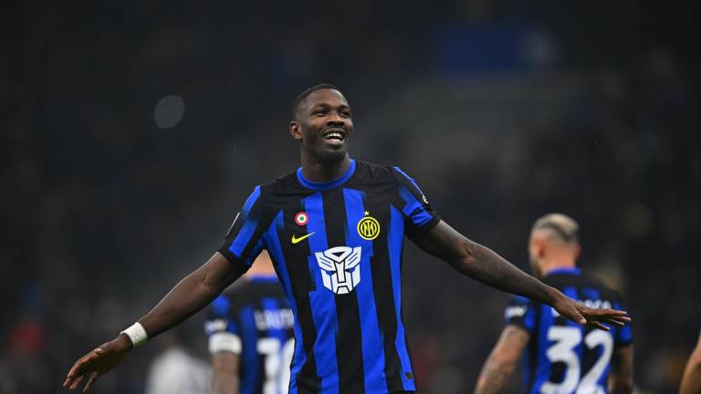 Marcus Thuram festeja su gol.