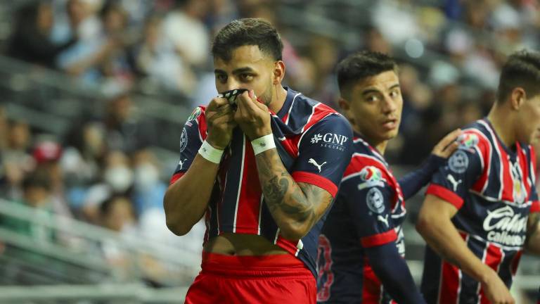 Alexis Vega anota el gol de Chivas.