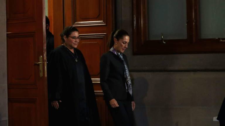 La Ministra Lenia Batres acompaña a la Presidenta Claudia Sheinbaum Pardo en la Corte.