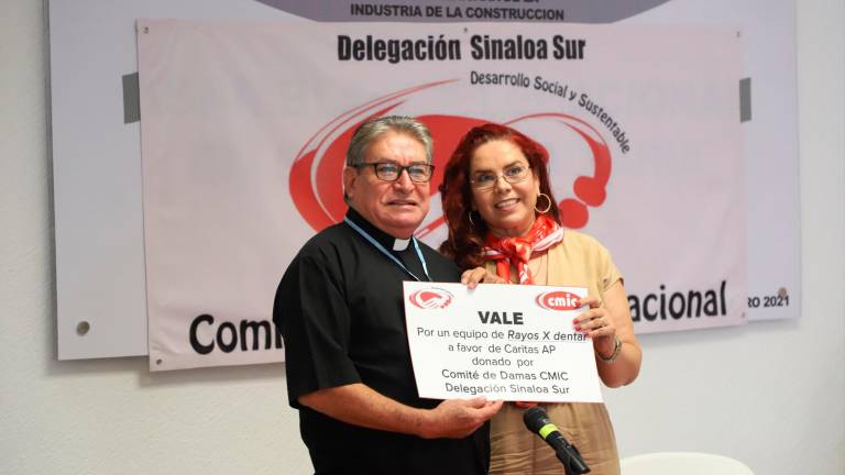 El Padre Rafael Martínez, director de Cáritas Mazatlán, recibe