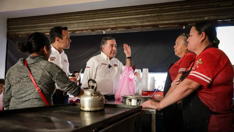 Enrique Inzunza recorrió las colonias Bachigualato y Bugambilias, en Culiacán.