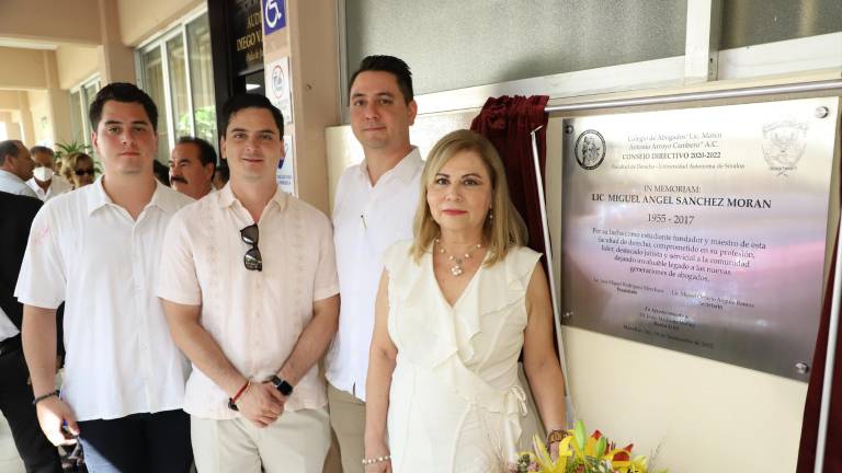 Carmelita Medina de Sánchez y sus hijos Miguel Abraham, Valdemar y Hernán Anibal Sánchez Medina, en la placa develada en honor a Sánchez Morán.