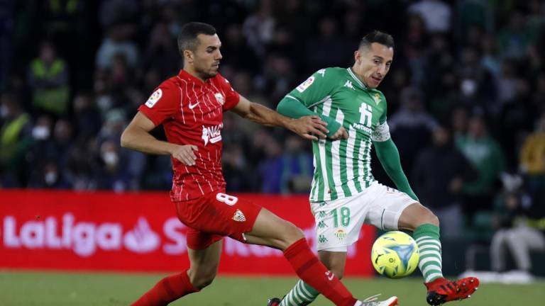 Andrés Guardado intenta controlar el balón.
