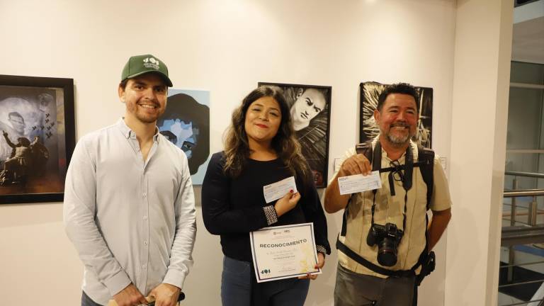 Carlos Alonso Ramírez con dos de los ganadores Tania Sarahí Ramírez y Manuel de Jesús Alvarado.