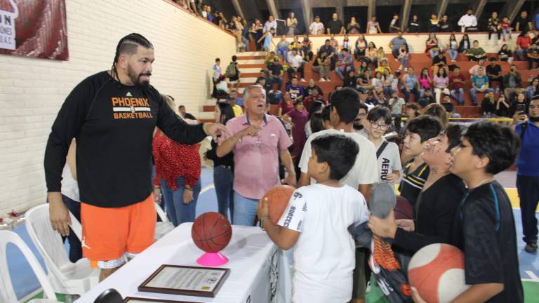 Horacio Llamas estuvo en Rosario en un evento donde se le hizo un homenaje por su trayectoria.