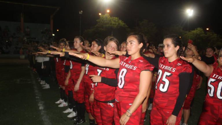 Las jugadoras rinden la protesta deportiva.