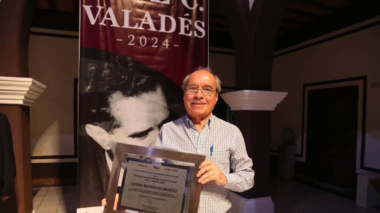 Leonel Rodríguez Benítez con su reconocimiento.