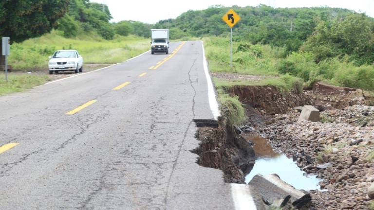 Transportistas y automovilistas que viajan de manera constante por las carreteras de Sinaloa, han criticado el mal estado que tienen las vialidades