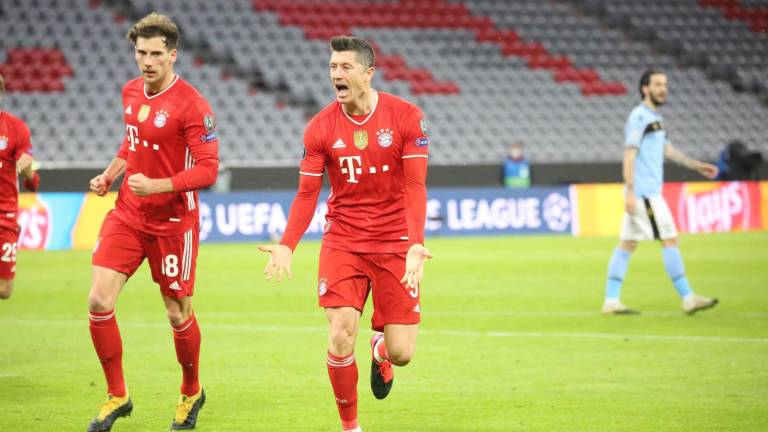 Robert Lewandowski marca de penalti.