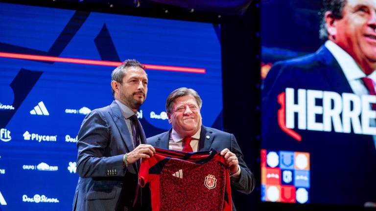 Miguel Herrera es presentado con la selección tica.