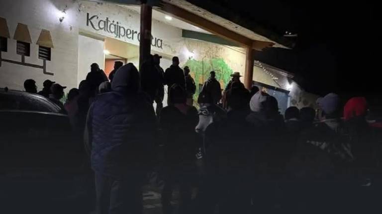 Alrededor de 300 habitantes se reunieron y organizaron para buscar al presunto responsable del asesinato de un hombre.
