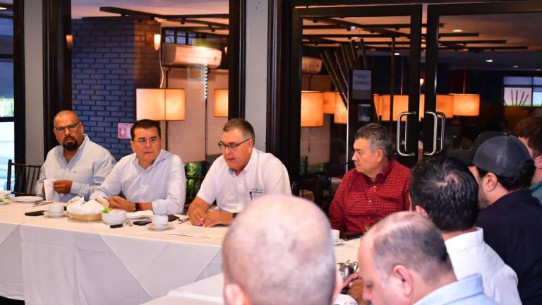 El Alcalde de Mazatlán y miembros del sector inmobiliarios sostienen reunión de acercamiento.