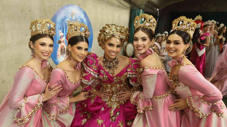 Su majestad Carolina III entre sus Princesas Reales, Andrea García, Catalina Castellanos, Irene Rojas y Jasaret Álvarez.