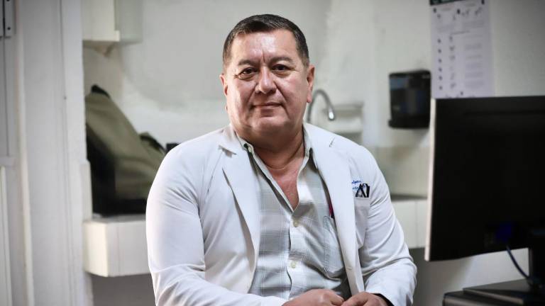 El dermatólogo César García Niebla da recomendaciones de cuidado ante las salidas a la playa.