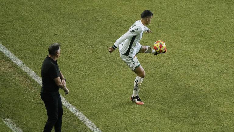 El entrenador Eduardo Berizzo aseguró que el colombiano está cómodo y comprometido con el equipo.