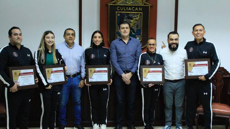 Los ganadores muestran sus reconocimientos.