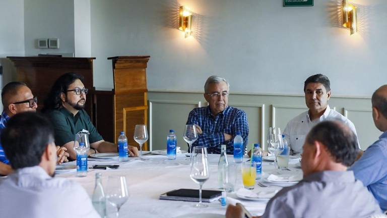 Rubén Rocha Moya dialoga con los directivos de los clubes sinaloenses.