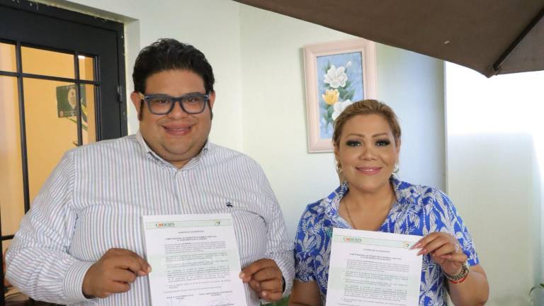 Tobías Ricardo Lozano Solorza y Claudia Liliana Valdez Aguilar muestran el convenio firmado.