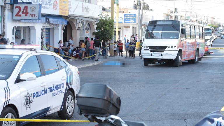 La víctima quedó sin vida junto al camión urbano que la atropelló este sábado en la Avenida de las Américas, de la colonia Benito Juárez.