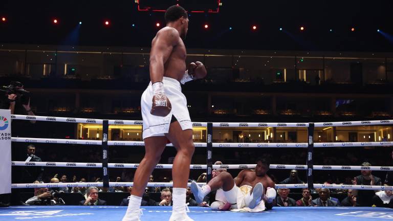Anthony Joshua manda a dormir a Francis Ngannou en dos asaltos con un derechazo descomunal.