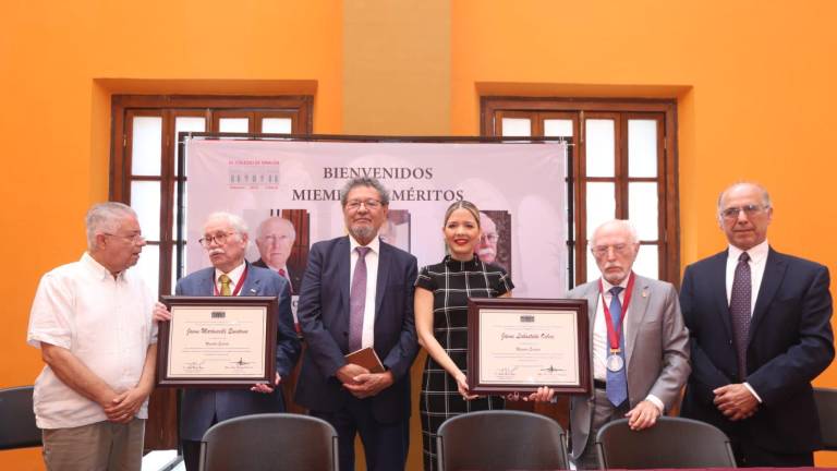 Estrella Palacios Domínguez, Secretaria de Turismo del Estado de Sinaloa, fue la encargada de realizar la entrega a los miembros fundadores del Colegio de Sinaloa, Jaime Labastida Ochoa y Jaime Martuscelli Quintana