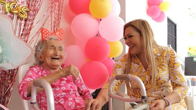 Las abuelitas recibieron regalos y ramos de flores.