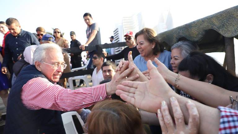 El Gobernador Rubén Rocha llegó a la Avenida del Mar para presidir el primer desfile del Carnaval.