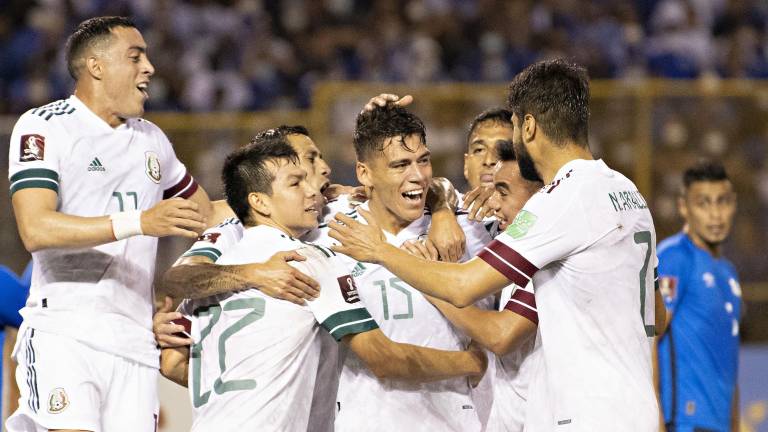 Héctor Moreno es felicitado por su gol.