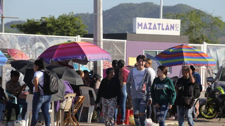 Segundo día de largas filas para la compra de boletos para el concierto de Kimberly Loaiza y Juan de Dios Pantoja.
